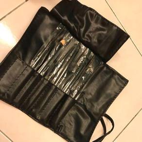 Makeup cosmetic brush set with pouch