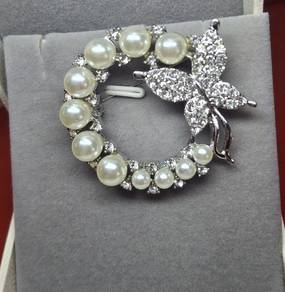 Elegant Pearl Flower Brooch with Gift Box / 高雅珍珠花长