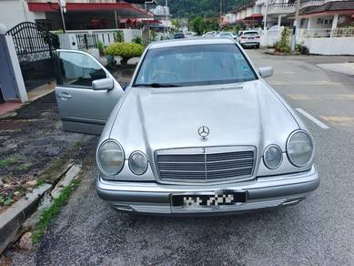 Mercedes Benz 230E in Bayan Baru, PNG