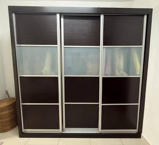 Wardrobe with 3 sliding doors 
