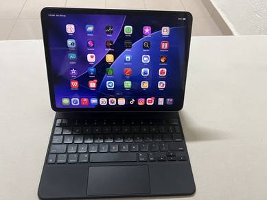 iPad Pro (free magic keyboard original)