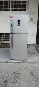 Jenama electrolux 2pintu peti ais sejuk 212L