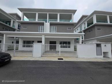 Semi-Detached House For Sale in Banting,SGR