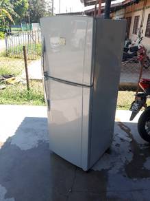 Menjual peti ais 2pintu jenama TOSHIBA PLASMA