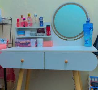 meja makeup baru ( belom pasang ) 