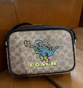 Coach Bag man Dinosaurio