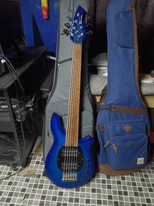6 strings fretless bongo musicman bass