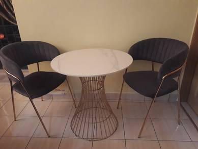 Coffee Table with 2 Chairs