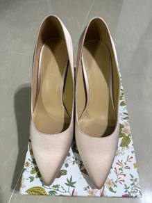 Wedding shoes to letgo