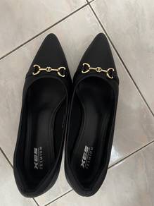 Heels Bertutup Hitam