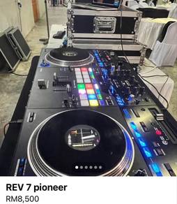 DDJ-REV7 controller