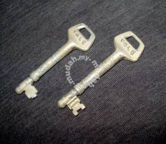 Old Yale Skeleton Keys - Set of 2 (1960s)