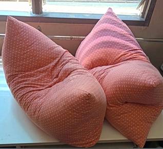 bantal oren corak polkadot