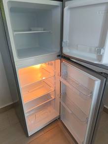 Refrigerator / peti senuk