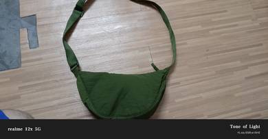 uniqlo sling bag 