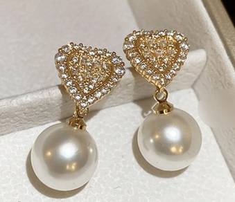 Beautiful modern fashion earring