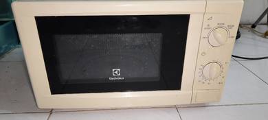 Electrolux  MM720CGE Microwave Oven 20L White / Bl