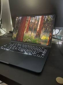 Macbook m2 13 inch 2025