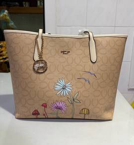 Handbag with compartments