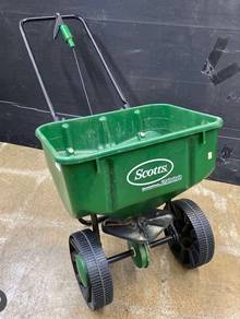 Scott 2000 Seed and Fertilizer Spreader