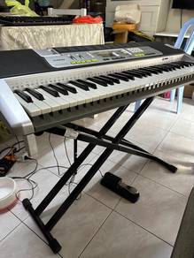 Casio LK-200S keyboard in good working condition.