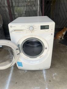 Electrolux front load hot washer 8-kg