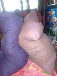 bantal kelabu dan biru