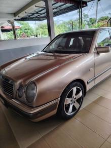 Mercedes Benz 230E in Simpang Ampat, PNG