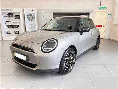 Mini Cooper SE in KLCC, KUL