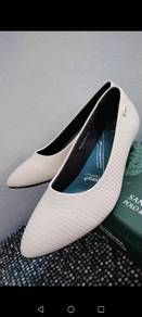 Size 38 Beige Wedding/Convo Pump Heels