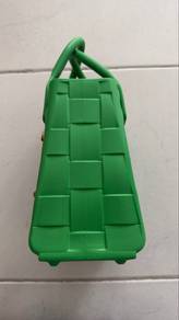 Green tote bag to let go