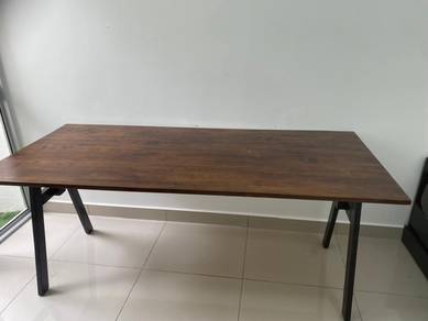Solid Wood Dining Table (4–6 Seater) – Good Condit