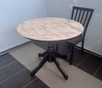 Meja batu kaki kayu untuk dijual ( negotiable ).