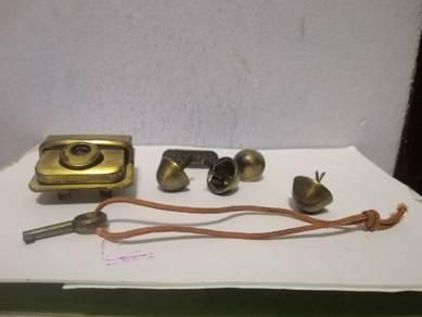 Vintage Satchi Bag Brass Lock Key Pads Badge