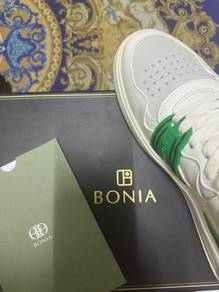 sepasang sneakers bonia ingin dilepaskan
