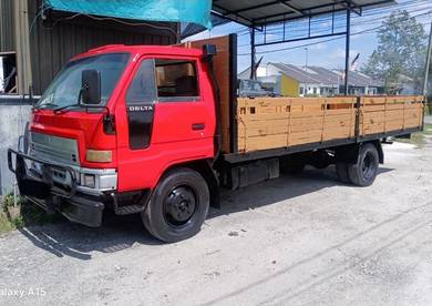 lori 3ton daihatsu 2010 18kaki Diesel hijau