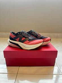 New Balance Elite V4 (size 9.5uk)