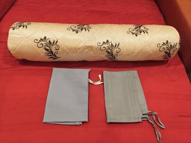 Bolster pillow + 2 new pillow cases