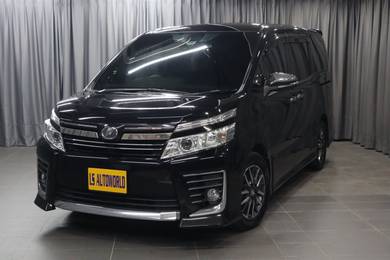 Toyota Voxy ZS in Kota Damansara, SGR