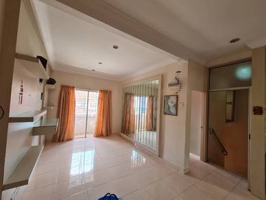 Townhouse For Sale in Cheng,MLK