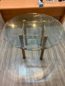 Meja kaca bulat