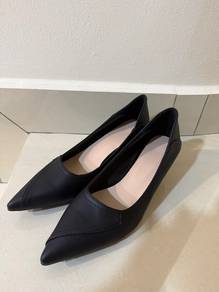Heel shoes