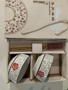 2 floral bowls and 2 pairs of chopsticks