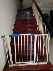 Baby staircase gate