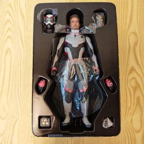 1/6th scale Tony Stark (Team Suit) fm Hot Toys