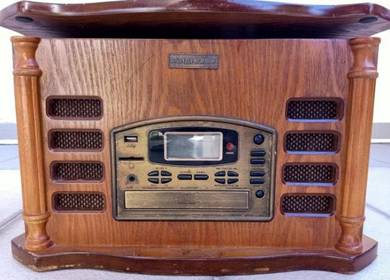 Radio dan pemain piring hitam antik
