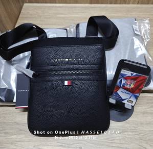 Tommy Hilfiger Essential Crossbody Bag