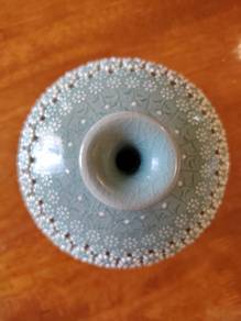 青瓷镂空立体菊花纹花瓶 vase