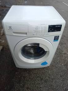 Jenama Electrolux front load hot washer 8.0kg