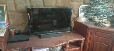 tv 38 inchi masih dalam keadaan baik